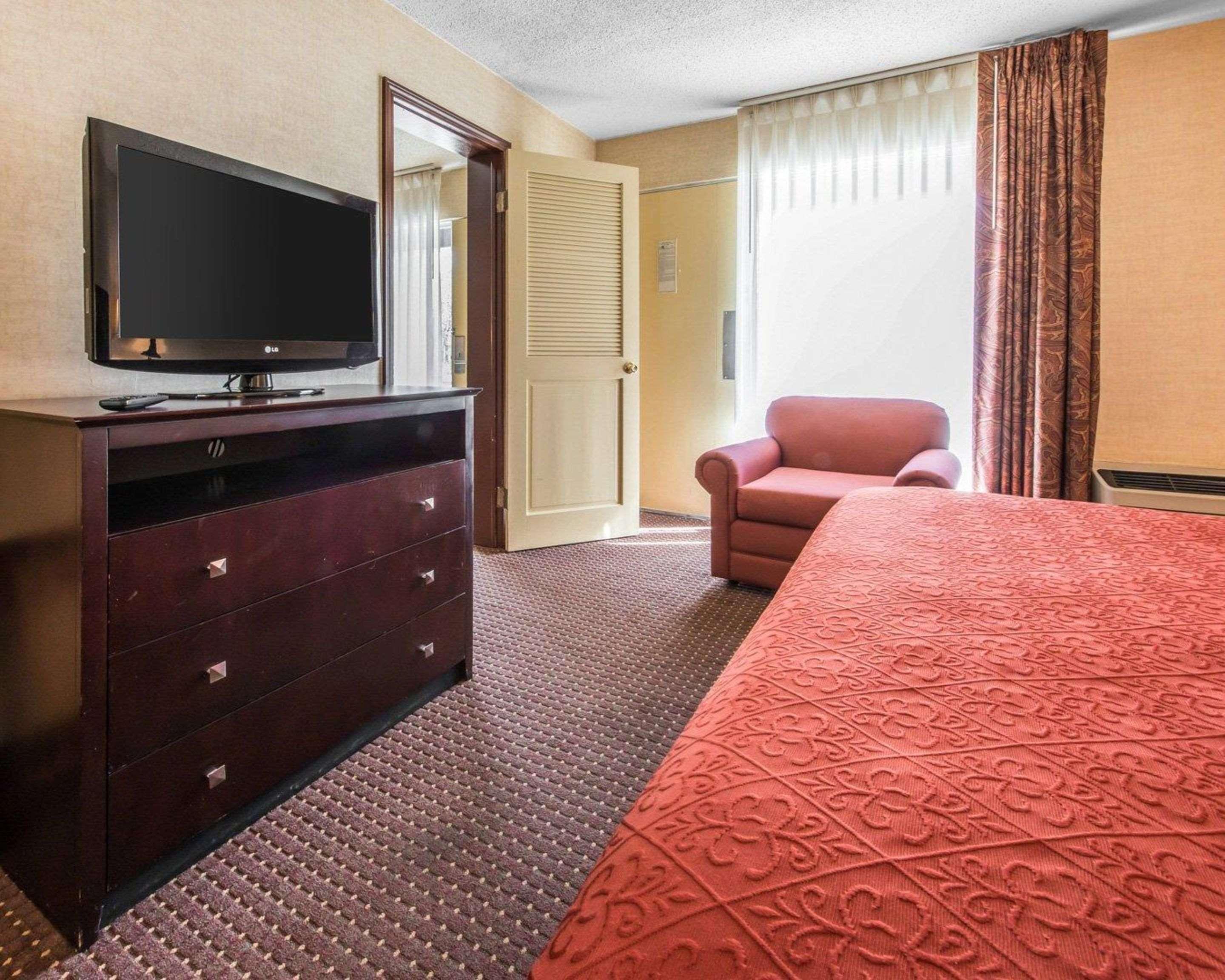 Quality Inn & Suites Conference Center Across From Casino Erie Exterior photo